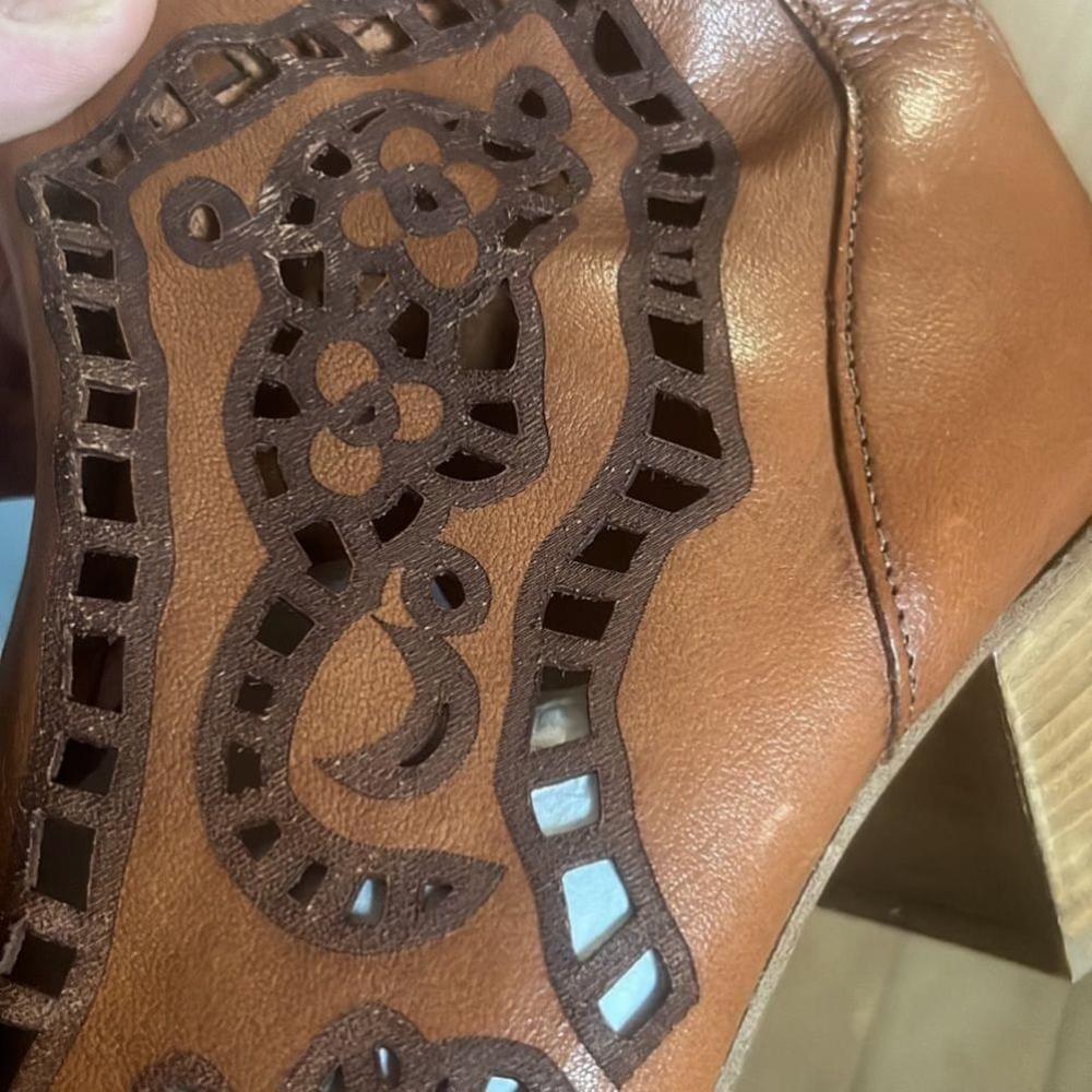 RON WHITE Laser Cut Leather Open Toe Bootie EUC